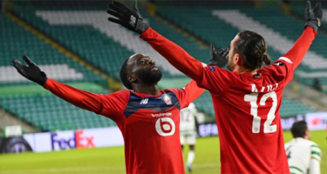 L'ailier lillois Jonathan Ikoné, félicité par Yusuf Yazici après avoir ouvert le score pour le LOSC face au Celtic en Ligue Europa, le 10 décembre 2020 à Glasgow.