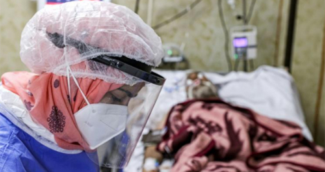 Une infirmière s'occupe de patients atteints du Covid-19 dans la ville d'Idlib, au nord-ouest de la Syrie, tenue par les rebelles, le 20 septembre 2021.
