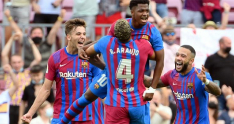 Le milieu de terrain barcelonais Ansu Fati est félicité par ses coéquipiers après avoir marqué le 3e but face à Levante, lors de leur match de LaLiga, le 26 septembre 2021 au Camp Nou.