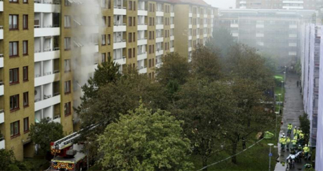 Des pompiers interviennet dans un immeuble de Göteborg en Suède, dans lequel une explosion a blessé 16 personnes.