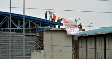 Des détenus protestent sur le toit de la prison régionale numéro 8 de Guayaquil, en Equateur, le 2 octobre 2021.
