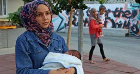 La Syrienne Kawthar Raslan avec son bébé le 22 septembre 2021 dans le centre pour migrants de Kofinou, dans le sud de Chypre.