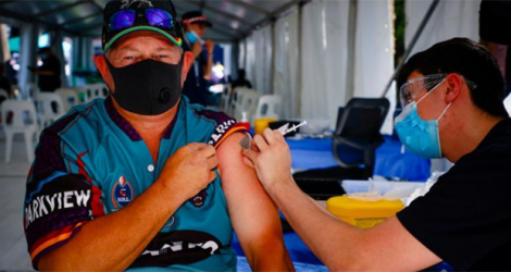 Un homme se fait vacciner avant un match de rugby à Brisbane, en Australie, le 3 octobre 2021.
