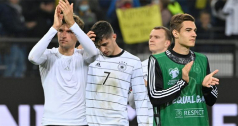 Thomas Müller, Kai Havertz et Florian Neuhaus saluent leurs supporters, après la victoire de l'Allemagne, 2-1 face à la Roumanie, lors des qualifications (Zone Europe) pour la Coupe du monde 2022 au Qatar, le 8 octobre 2021 à Hambourg.