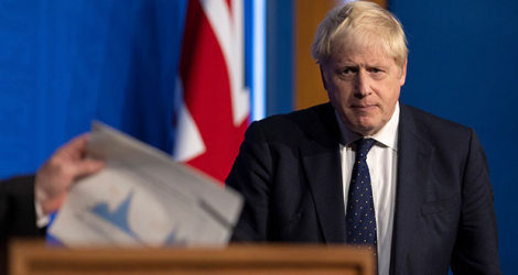 Selon les parlementaires britanniques, le gouvernement de Boris Johnson a « délibérément » adopté une « approche graduelle et progressive » dans sa gestion de crise sanitaire, au lieu de mesures plus radicales.