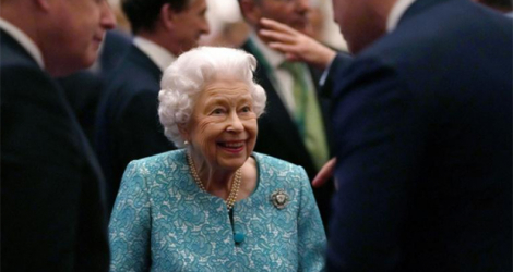 La reine Elizabeth II (au centre) participe le 19 octobre 2021 à une réception en présence du Premier ministre britannique Boris Johnson (à gauche), au palais de Windsor (Royaume-Uni), près de Londres.