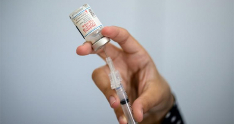 Un soignant prépare une seringue avec un flacon de vaccin Moderna contre le Covid-19, dans un centre de vaccination improvisé au Jewish Community Center dans le quartier de Staten Island à New York, le 16 avril 2021.