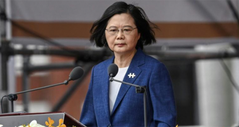 La présidente de Taïwan Tsai Ing-wen devant le palais présidentiel à Taipei, le 10 octobre 2021.
