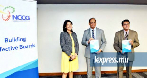 La présidente du NCCG, Aruna Radhakeessoon, le ministre des Services financiers, Mahen Seeruttun, et le Pr Sanjeev Sobhee, pro-vice chancelier «academia» de l’UoM, au lancement de la «Scorecard», jeudi.