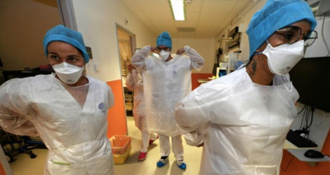 Des personnels soignants dans l'unité de soins intensifs Covid de l'hôpital universitaire de Montpellier, le 5 novembre 2021.