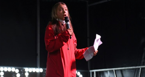 La militante suédoise pour l'environnement Greta Thunberg s'adresse à la foule le 5 novembre 2021 à Glasgow.