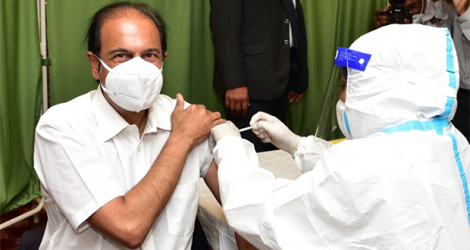 Le PM par intérim Steve Obeegadoo se faisant injecter sa «booster dose» de vaccin anti-Covid hier.