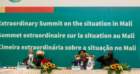 Le président en exercice de la Cédéao, le chef de l'Etat ghanéen Nana Akufo-Addo (C) lors d'un sommet de l'organisation consacré au Mali, le 30 mai 2021.
