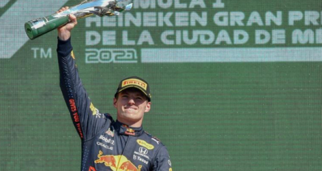 La joie du Néerlandais Max Verstappen (Red Bull), vainqueur du Grand Prix du Mexique de Formule 1, le 7 novembre 2021 sur le podium du circuit des Trois Frères à Mexico.