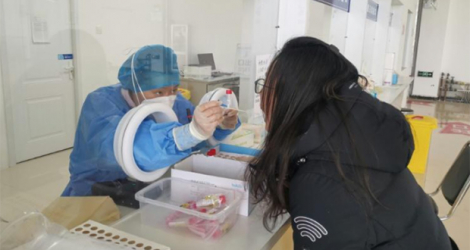 Une résidente effectue un test PCR à Erenhot en Chine le 2 décembre 2021.