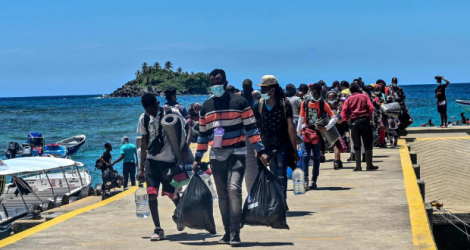 Des migrants Cubains arrivent à la frontière entre le Panama et la Colombie (juillet 2021). AFP