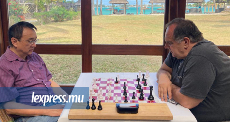 Patrick Li Ying (à g.) en pleine concentration durant une partie d’échecs face à Georg Mohr 