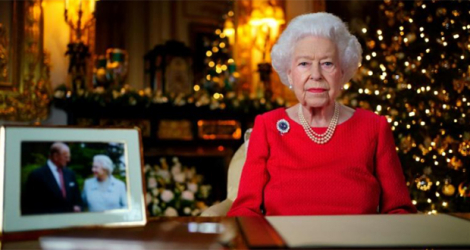 Elizabeth II portait une broche en saphir qu'elle arborait pendant sa lune de miel en 1947.