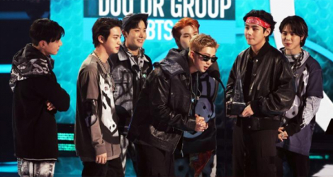 Les membres de BTS, célèbre groupe sud-coréen de K-pop, reçoivent une distinction aux American Music Awards, le 21 novembre 2021.