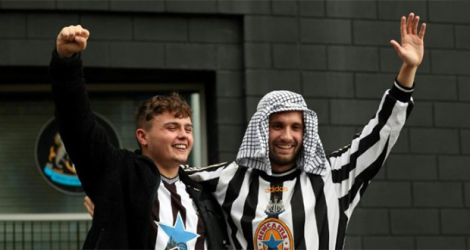 Des supporters de Newcastle célèbrent la vente du club à des propriétaires saoudiens devant le St James' Park le 7 octobre 2021.