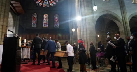 Des membres de la famille portent le cerceuil en pin de Mgr Tutu, au Cap le 1er janvier 2021.