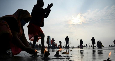 Des centaines de milliers de pèlerins indiens ont commencé à se rassembler le 13 janvier 2022 sur une île du Gange située en Inde 150 km au sud de Calcutta, l'île de Sagar, pour Gangasagar Mela, grand festival religieux.