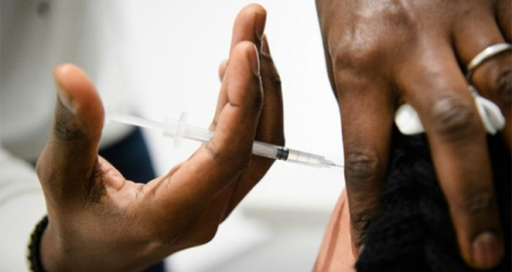 Un homme reçoit le vaccin contre le Covid-19 dans un centre près de Marseille, le 12 janvier 2022.