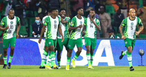 La joie des Nigérians, après le 3e but marqué contre le Soudan, lors de leur match du groupe D de la Coupe d'Afrique des nations, le 15 janvier 2022 à Garoua (Cameroun).