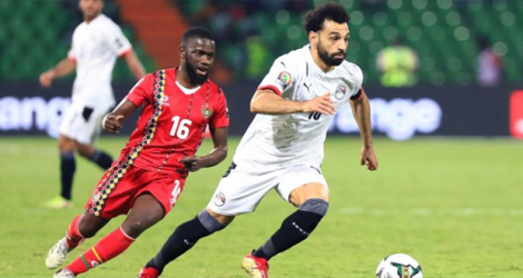 L'attaquant égyptien Mohamed Salah déborde le milieu de terrain de la Guinée-Bissau, Moreto Cassama, lors de leur match du groupe D de la Coupe d'Afrique des nations, le 15 janvier 2022 à Garoua (Cameroun).