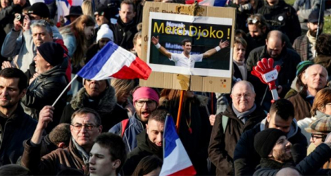 Un manifestant brandit une pancarte sur laquelle est inscrit «Merci Djoko» lors d'une mobilisation contre le pass vaccinal sur la place du Trocadéro, à Paris, le 15 janvier 2022.