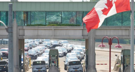 File d’attente à la frontière canado-américaine des chutes du Niagara (Ontario), au Canada, le 9 août 2021. GEOFF ROBINS / AFP