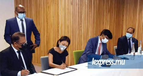 Signature du contrat d’engagement des deux parties le 17 janvier par Naila Hanoomanjee, CEO de Landscope (Mauritius Ltd), et Satish Purmessur, CEO de la Mauritius Cane Industry Authority.