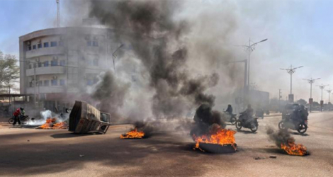 Barricades érigées dans les rues de Ouagadougou le 23 janvier 2022.
