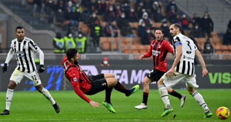 L'attaquant français de l'AC Milan Olivier Giroud bute sur Georgio Chiellini et la défense de la Juve pour le choc de Serie A disputé à San Siro, le 23 janvier 2022.