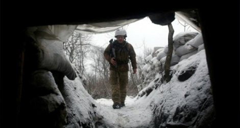Un membre de l'armée ukrainienne près de la ligne de front avec les séparatistes pro-russes, le 22 janvier 2022.