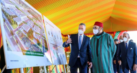 Le roi du Maroc Mohammed VI préside une cérémonie de lancement pour la construction d'une usine de fabrication de vaccins anti Covid-19 dans la région de Benslimane, le 27 janvier 2022.