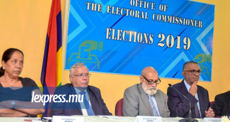 Face à la presse et aux côtés des membres de l’ESC, le 9 novembre 2019, le commissaire électoral Irfan Rahman a annoncé la liste des huit députés correctifs.