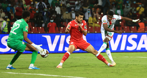 L'attaquant du Burkina Faso Dango Ouattara (d) marque l'unique but du match contre la Tunisie en quart de finale de la CAN, le 29 janvier 2022 à Garoua (Cameroun) Daniel BELOUMOU OLOMO AFP