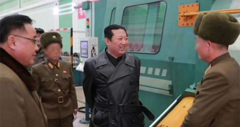 Une photo publiée le 28 janvier 2020 par l'agence nord-coréenne KCNA montre Kim Jong Un visitant une usine d'armement, en un lieu indéterminé.