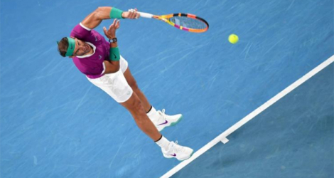 Rafael Nadal au service face à l'Italien Matteo Berrettini à l'Open d'Australie à Melbourne, le 28 janvier 2022. afp.com - Paul Crock