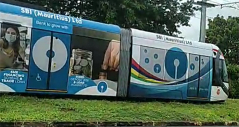 Capture d’écran d’une vidéo du tram à l’arrêt à la rue Vandermeersch après la levée de l’alerte cyclonique jeudi.