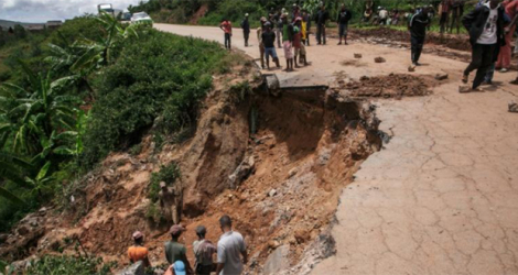 Une route partiellement effondrée après le passage du cyclone Batsirai, le 7 février 2022 à Ranomafana, à Madagasar. afp.com - RIJASOLO