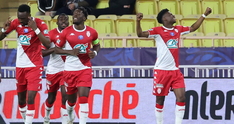 Monaco, lancé par un but d'Aurélien Tchouaméni (à dr.), a aisément dominé Amiens en quart de finale de la Coupe de France à Louis II, le 8 février 2022. afp.com - Valery HACHE