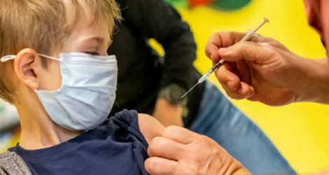 Un enfant de 5 ans reçoit le vaccin de Pfizer-BioNTech contre le Covid-19 à Berlin, en Allemagne. afp.com - HANNIBAL HANSCHKE