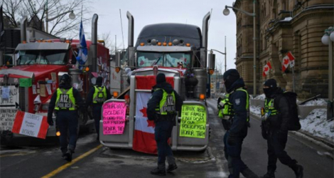Des policiers patrouillent rue Wellington à Ottawa, le 16 février 2022.