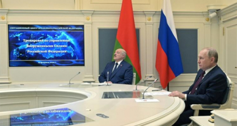 Le président russe Vladimir Poutine et son homologue du Bélarus Alexander Lukashenko observent des manoeuvres militaires sur des écrans depuis Moscou le 19 février 2022.