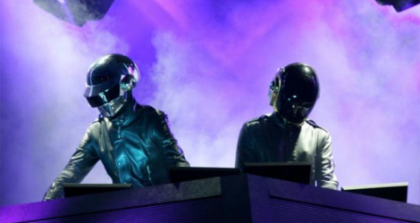 Le duo de l'électro Daft Punk, photographié ici au festival américain de Coachella en 2006, avait provoqué une onde de choc mondiale en annonçant sa séparation le 22 février 2021. Il a signé son retour... sur les réseaux sociaux le 22 février 2022.