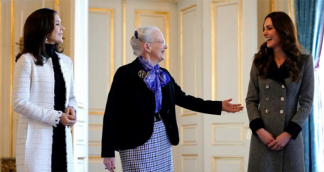 La reine Margrethe II du Danemark (c), la princesse Mary du Danemark (g) accueillent Kate, duchesse de Cambridge, Kate, au château Amalienborg, le 23 février 2022 à Copenhague.