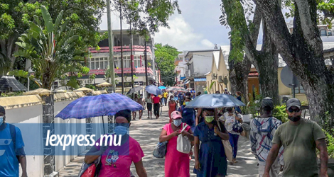 La rue principale à Port-Mathurin, hier, vendredi 25 février,  était bondée de monde.