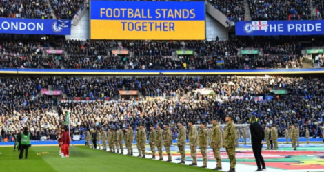 Un message de solidarité avec l'Ukraine, victime d'une invasion par la Russie, est projeté sur les écrans du stade de Wembley, le 27 février 2022 à Londres, avant le début de la finale de la Coupe de la ligue anglaise entre Chelsea et Liverpool JUSTIN TALLIS AFP